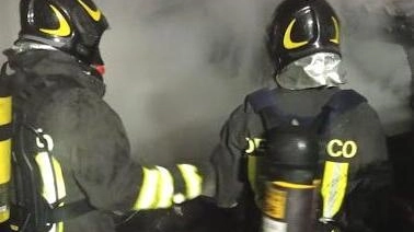 Incendio, vigili del fuoco in azione (foto di archivio)