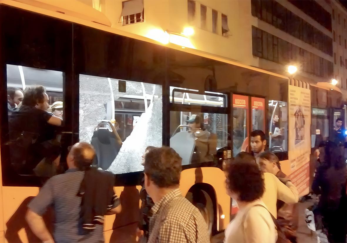 Emergenza sicurezza sui bus. Calci, sputi e insulti agli autisti: "Non aspettiamo il morto"