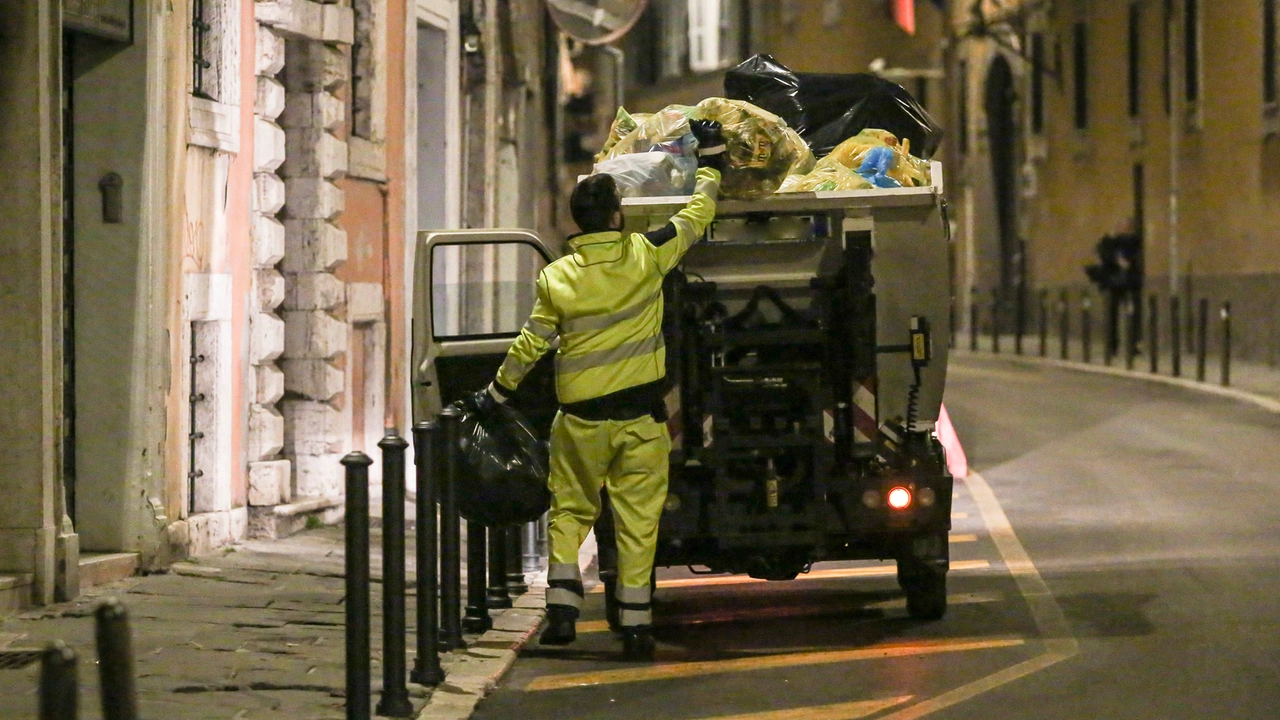 Gli operatori di Secam avevano dovuto pulire le strade alla mattina Gli operatori di Secam avevano dovuto pulire le strade alla mattina