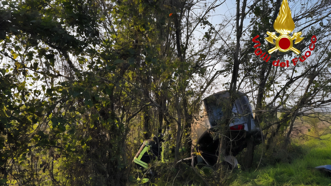 L’intervento dei vigili del fuoco per soccorrere il conducente e la passeggera della Lancia Musa a Cappella Cantone L’intervento dei vigili del fuoco per soccorrere il conducente e la passeggera della Lancia Musa a Cappella Cantone