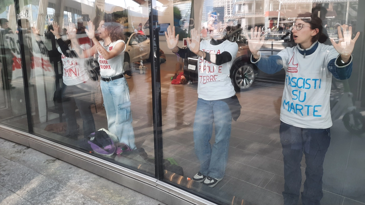 La concessionaria Tesla di piazza Gae Aulenti a Milano è stata pacificamente invasa da ‘Extinction Rebellion’, per protestare contro il magnate delle auto elettriche e le sue posizioni politiche