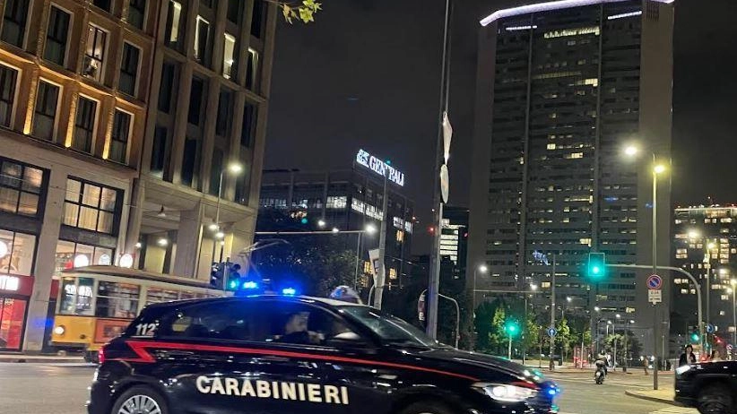 Operazione dei carabinieri a Milano: controllate 1.600 persone, arrestate 6 e denunciate 13. Sequestrati stupefacenti e farmaci illegali, con una farmacia coinvolta. Operazione dei carabinieri a Milano: controllate 1.600 persone, arrestate 6 e denunciate 13. Sequestrati stupefacenti e farmaci illegali, con una farmacia coinvolta.