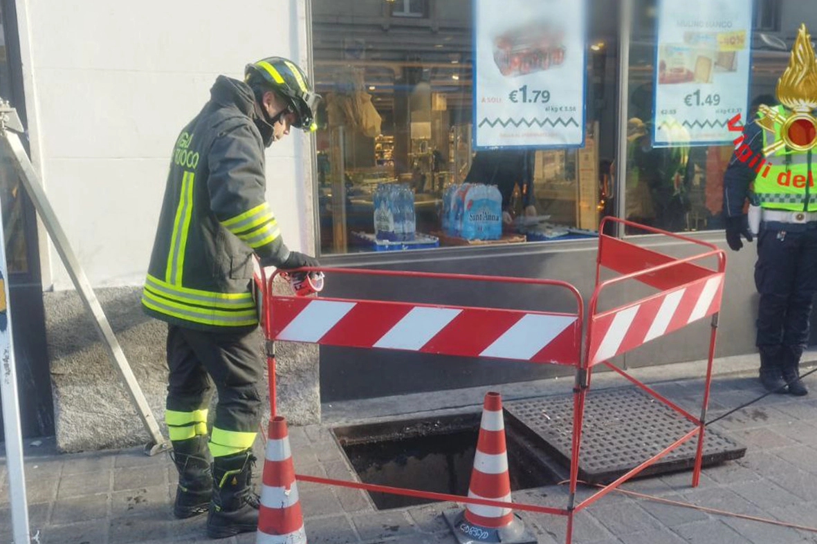 guzzi monza donna caduta in un tombino in via manzoni