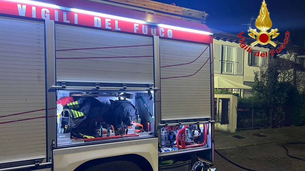 I vigili del fuoco intenti a spegnere l'incendio I vigili del fuoco intenti a spegnere l'incendio