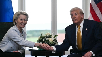 Accordo sui dazi Usa-Ue, l’euro affonda. Gelo della Francia: sottomessi a Trump. Giallo sulla web tax