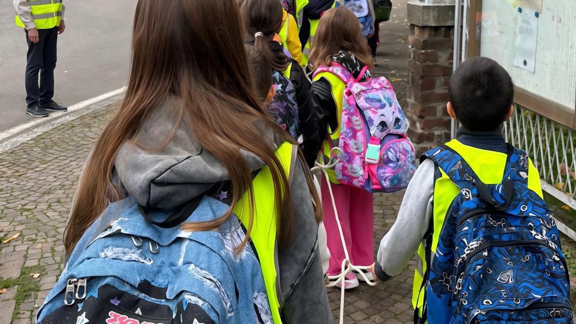 A Trezzo il Pedibus torna con successo: 72 bambini iscritti su 3 linee per andare a scuola a piedi, promuovendo sostenibilità e socializzazione. Il progetto include anche il pre-scuola per aiutare le famiglie nella conciliazione vita-lavoro.
