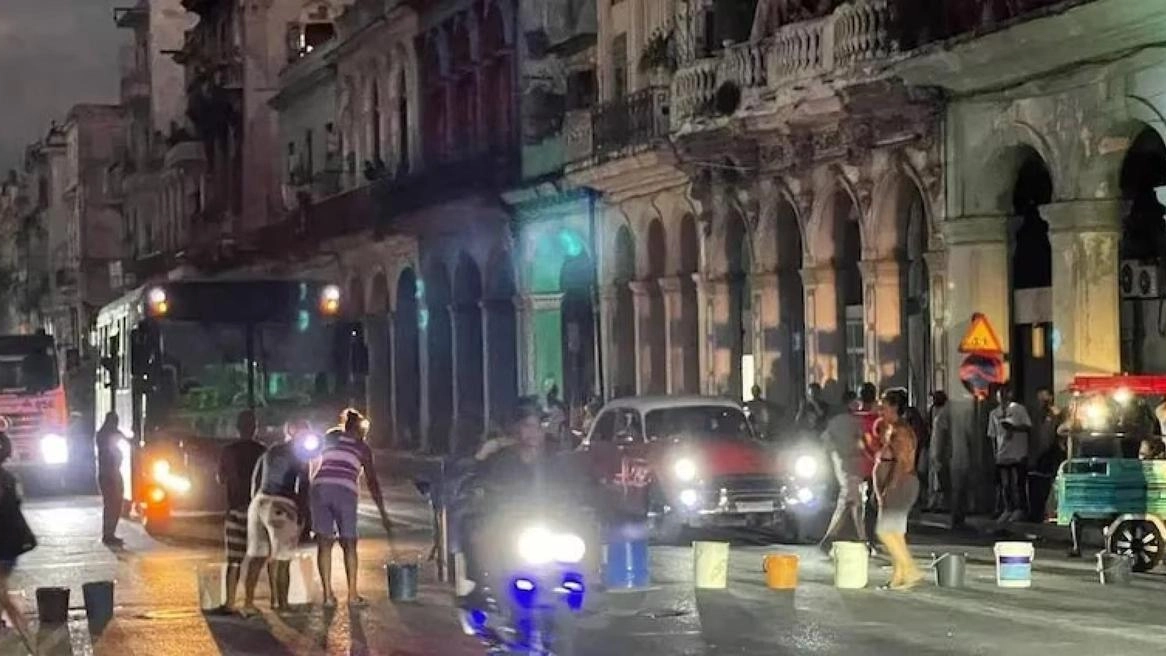 Residenti bloccano una strada e chiedono soluzioni al governo