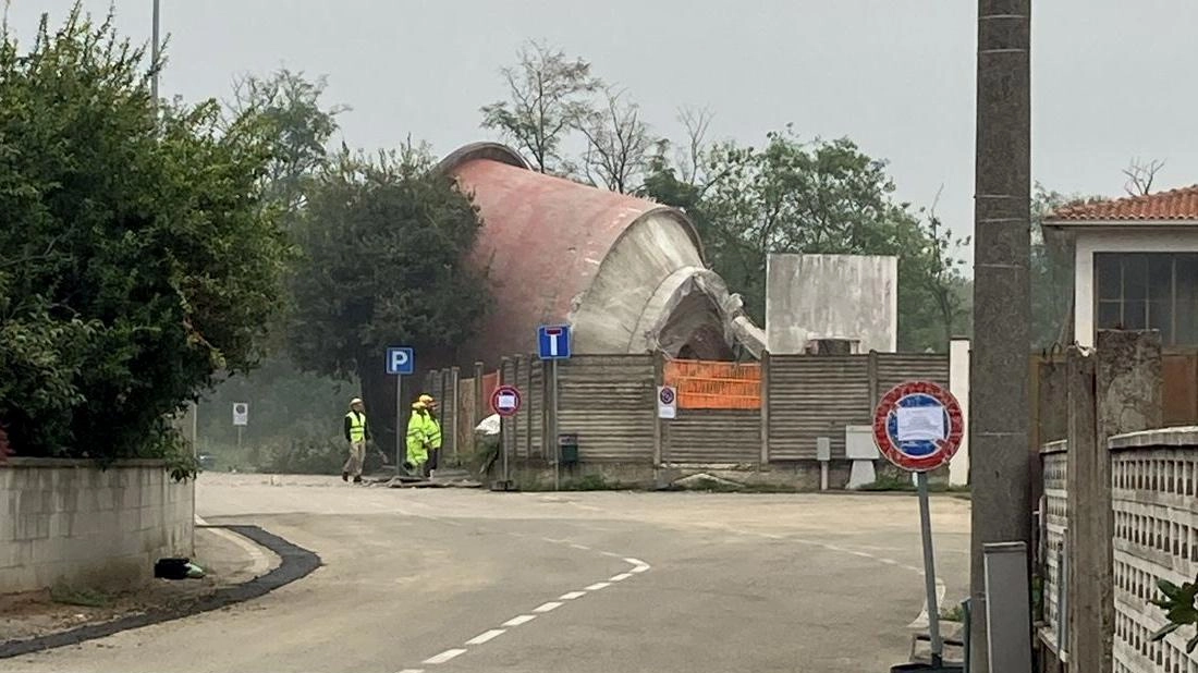 A Dorno la demolizione controllata della torre dell'acqua in via San Zino è avvenuta senza problemi, coinvolgendo autorità e residenti per garantire la sicurezza. A Dorno la demolizione controllata della torre dell'acqua in via San Zino è avvenuta senza problemi, coinvolgendo autorità e residenti per garantire la sicurezza.