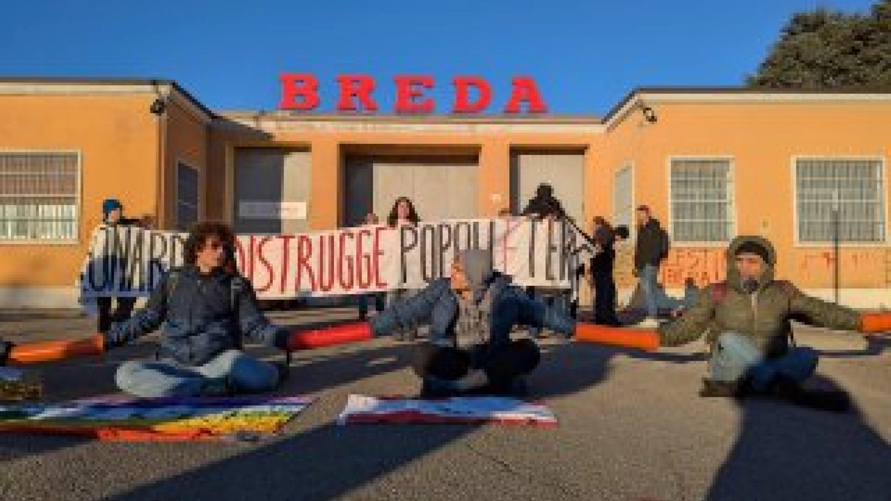 La protesta degli attivisti appartenenti ai gruppi Ultima Generazione, Extinction Rebellion e Palestina Libera La protesta degli attivisti appartenenti ai gruppi Ultima Generazione, Extinction Rebellion e Palestina Libera