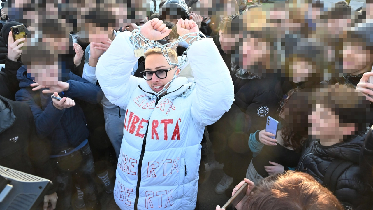 Gli studenti applaudono il porno attore incatenato per protesta