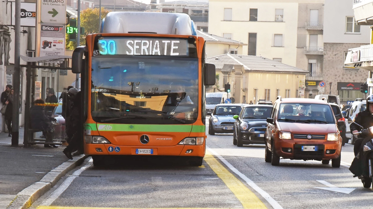 Il servizio bus della linea 30 di Atb (Azienda Trasporto Bergamo) Grassobbio-Seriate Il servizio bus della linea 30 di Atb (Azienda Trasporto Bergamo) Grassobbio-Seriate
