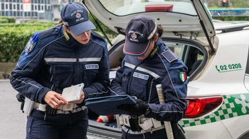 Milano, tenta di abusare di una 14enne sul bus. Poi la segue, la getta e terra e cerca di spogliarla: rintracciato