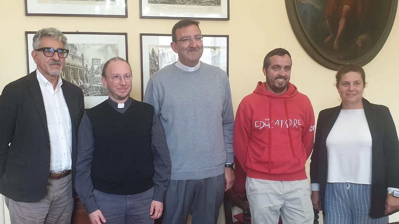 I protagonisti del patto a sostegno degli adolescenti don Federico Papini don Emiliano Redaelli Emanuele Contaldo Valeria di Bisceglie e Giampiero Chiodini I protagonisti del patto a sostegno degli adolescenti don Federico Papini don Emiliano Redaelli Emanuele Contaldo Valeria di Bisceglie e Giampiero Chiodini