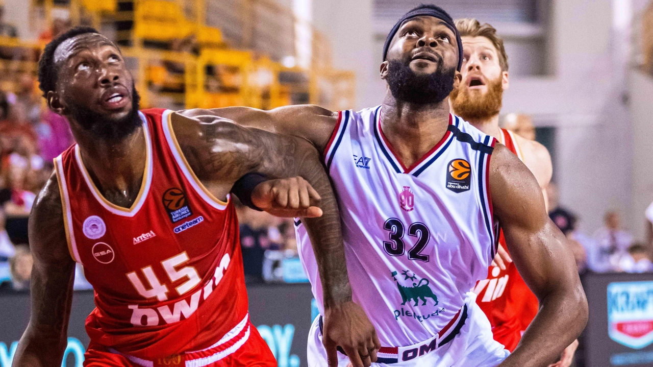Josh Nebo, (a destra) lotta sotto canestro per un rimbalzo nel corso dell’amichevole contro l’Olympiacos Josh Nebo, (a destra) lotta sotto canestro per un rimbalzo nel corso dell’amichevole contro l’Olympiacos