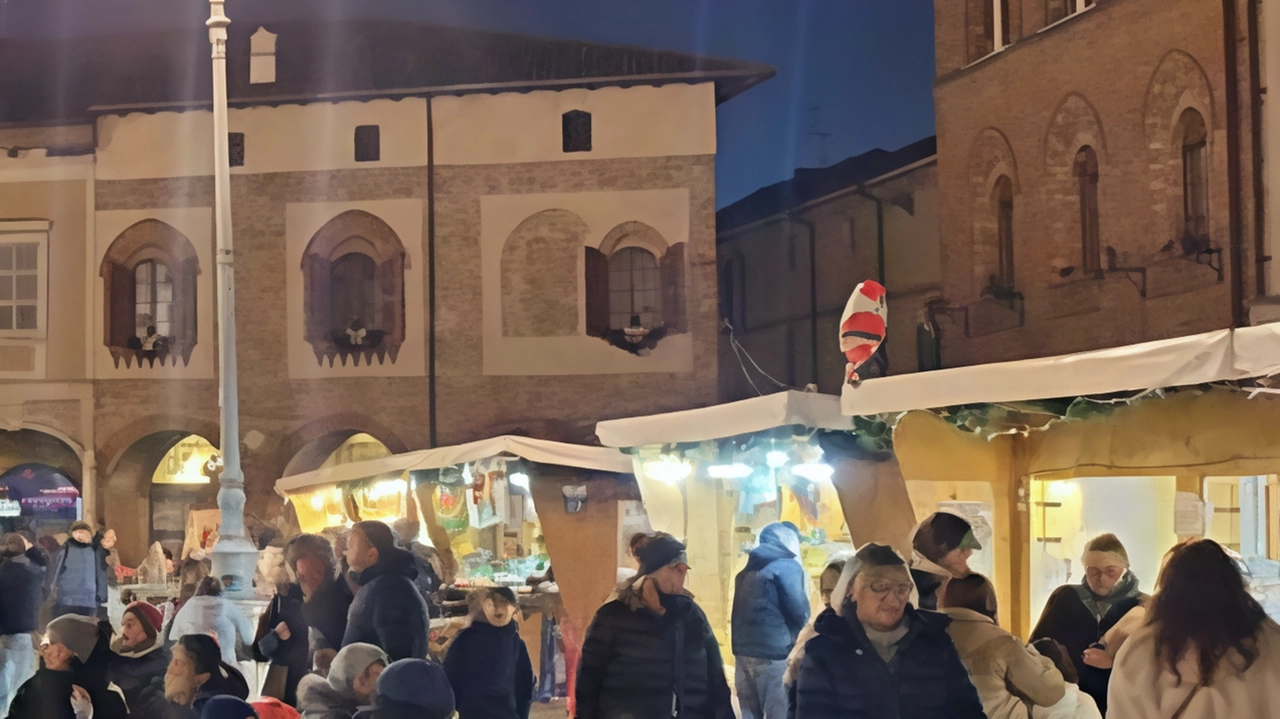 Il villaggio con le casette allestito in piazza Il villaggio con le casette allestito in piazza