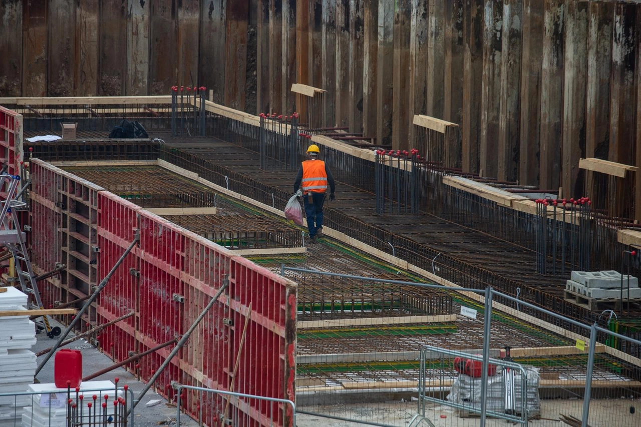 Operai al lavoro in uno dei cantieri dell’ex-area Expo