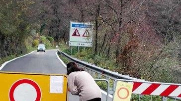 Chiusa da domenica pomeriggio non riaprirà fino a mercoledì la provinciale che da Valbrona scende fino a Onno, a causa... Chiusa da domenica pomeriggio non riaprirà fino a mercoledì la provinciale che da Valbrona scende fino a Onno, a causa...