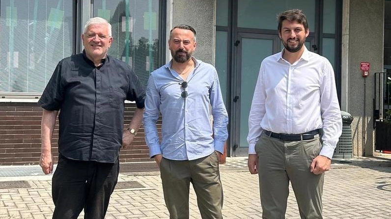 Don Michele Somaschini, vicario della parrocchia Beata Vergine Addolorata col consigliere comunale Edoardo Trezzi e quello regionale Alessandro Corbetta