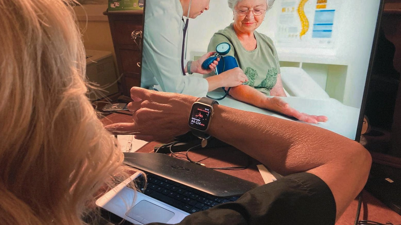 A Dossena parte il progetto sperimentale di telemedicina "Accorciamo le distanze", monitorando 120 pazienti per un anno. Obiettivo: estendere il modello se valido, alleggerendo il carico dei servizi sanitari. A Dossena parte il progetto sperimentale di telemedicina "Accorciamo le distanze", monitorando 120 pazienti per un anno. Obiettivo: estendere il modello se valido, alleggerendo il carico dei servizi sanitari.