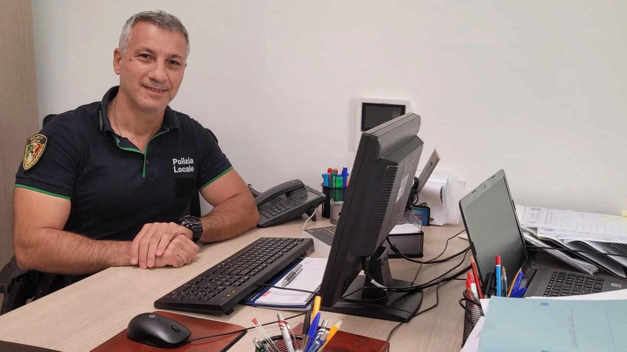 L'agente di polizia locale Roberto Lala che ha recuperato il bambino di tre anni che si era perso a Landriano L'agente di polizia locale Roberto Lala che ha recuperato il bambino di tre anni che si era perso a Landriano