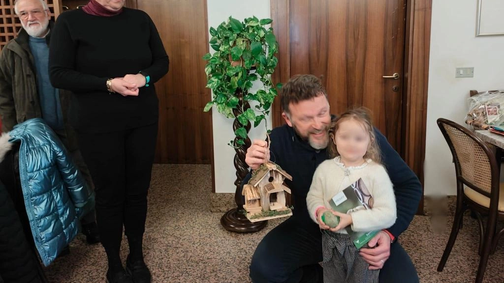 La piccola premiata per le casette degli uccellini sugli alberi Un desiderio che aveva espresso a Natale La piccola premiata per le casette degli uccellini sugli alberi Un desiderio che aveva espresso a Natale