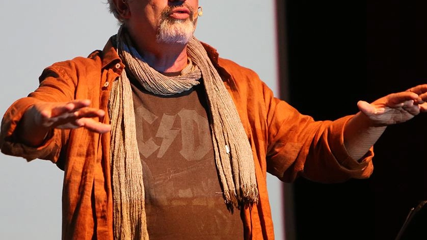 Il direttore artistico Corrado Accordino e la Compagnia Teatro Binario 7 ripropongono il romanzo “Il Mondo nuovo“ al pubblico Il direttore artistico Corrado Accordino e la Compagnia Teatro Binario 7 ripropongono il romanzo “Il Mondo nuovo“ al pubblico
