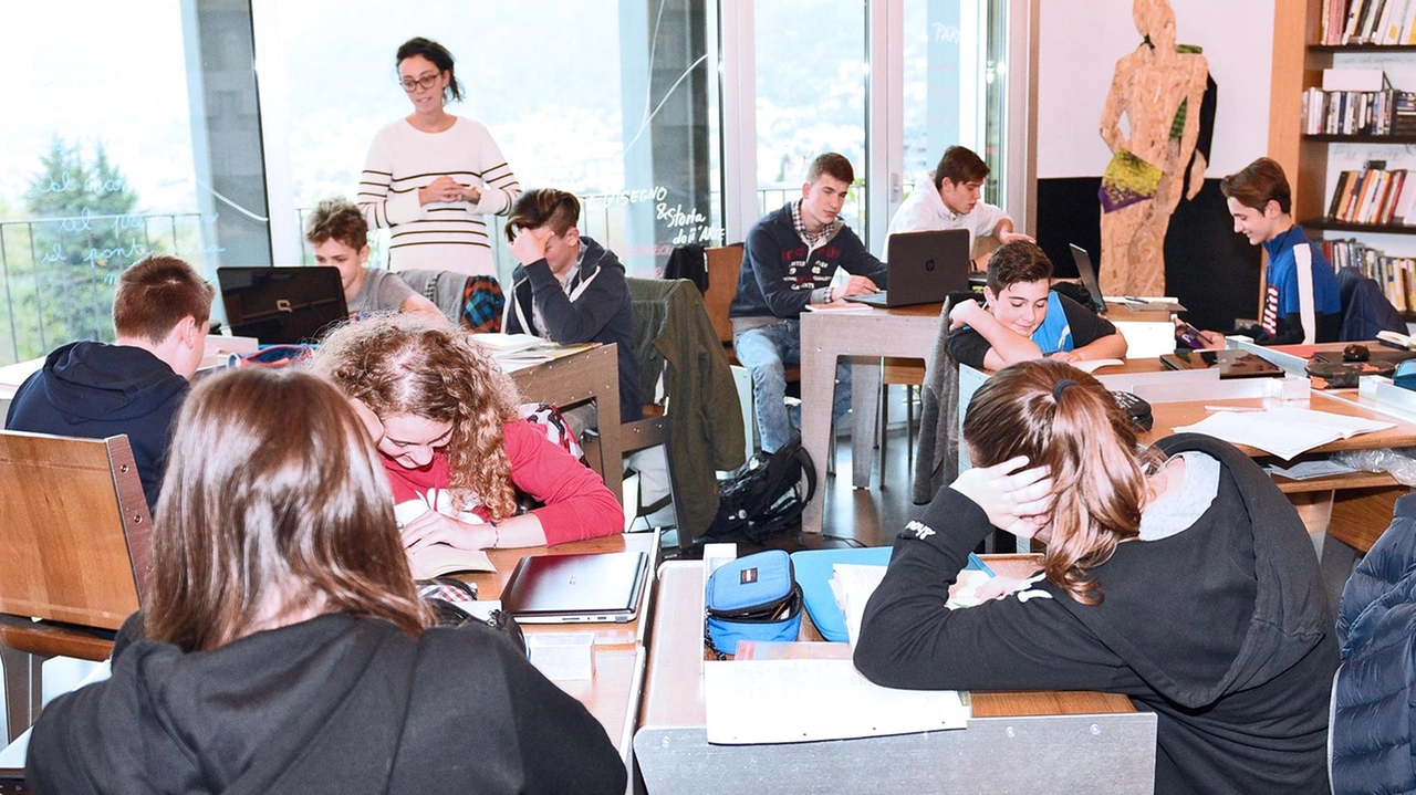 Grazie al progetto ’Fuori Classe’ presentato da ’Il Manto’ oltre 200 studenti verranno seguiti da esperti e aiutati a completare il loro percorso scolastico Grazie al progetto ’Fuori Classe’ presentato da ’Il Manto’ oltre 200 studenti verranno seguiti da esperti e aiutati a completare il loro percorso scolastico