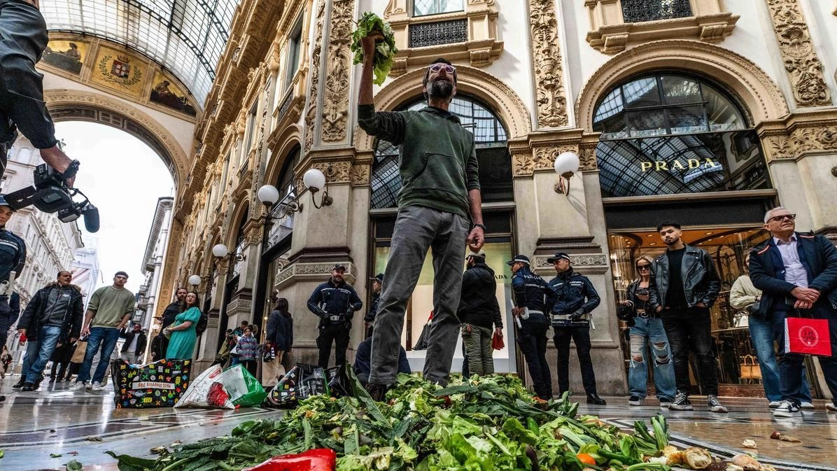 Un attivista di Ultima Generazione durante il blitz in Galleria Vittorio Emanuele (Foto Fasani) Un attivista di Ultima Generazione durante il blitz in Galleria Vittorio Emanuele (Foto Fasani)