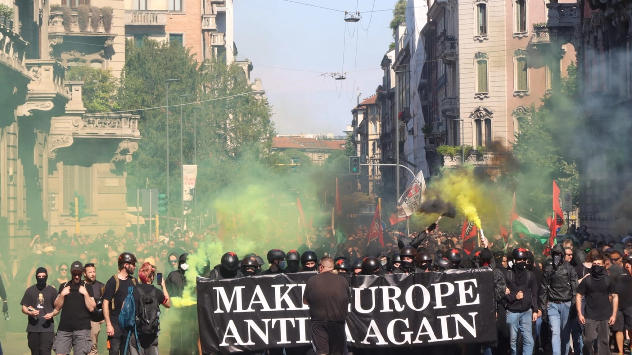 Il corteo della manifestazione antifascista a Milano