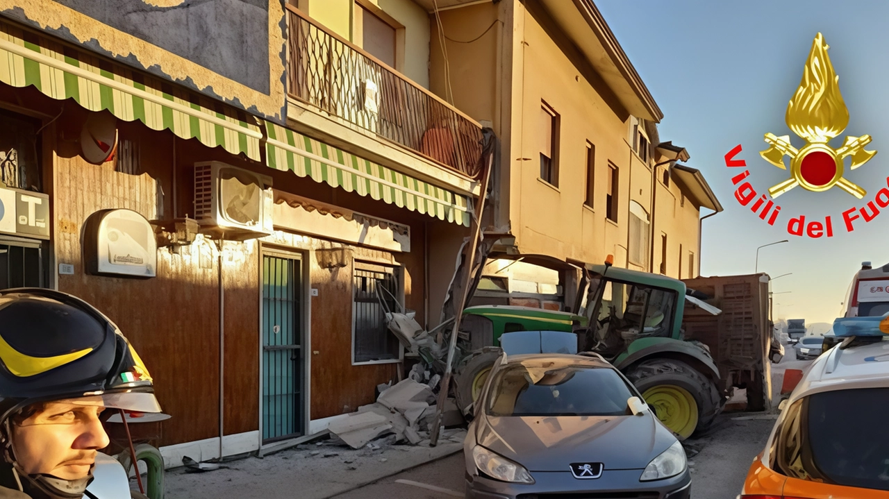 L’incidente tra il mezzo agricolo e la vettura nell’abitato di Motta Vigana con la palazzina danneggiata L’incidente tra il mezzo agricolo e la vettura nell’abitato di Motta Vigana con la palazzina danneggiata