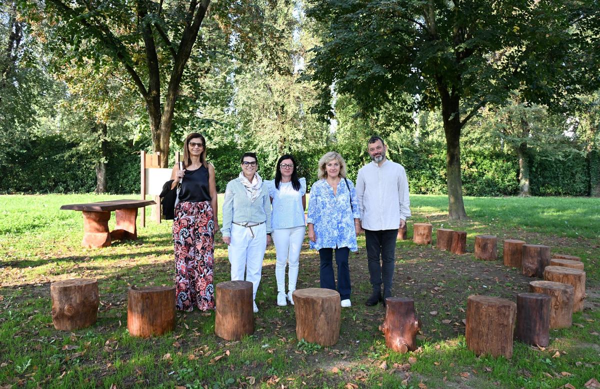 Zibido, la scuola è verde. Le lezioni si fanno al parco e l’aula è fatta coi tronchi: "Impariamo dalla natura" Zibido, la scuola è verde. Le lezioni si fanno al parco e l’aula è fatta coi tronchi: "Impariamo dalla natura"