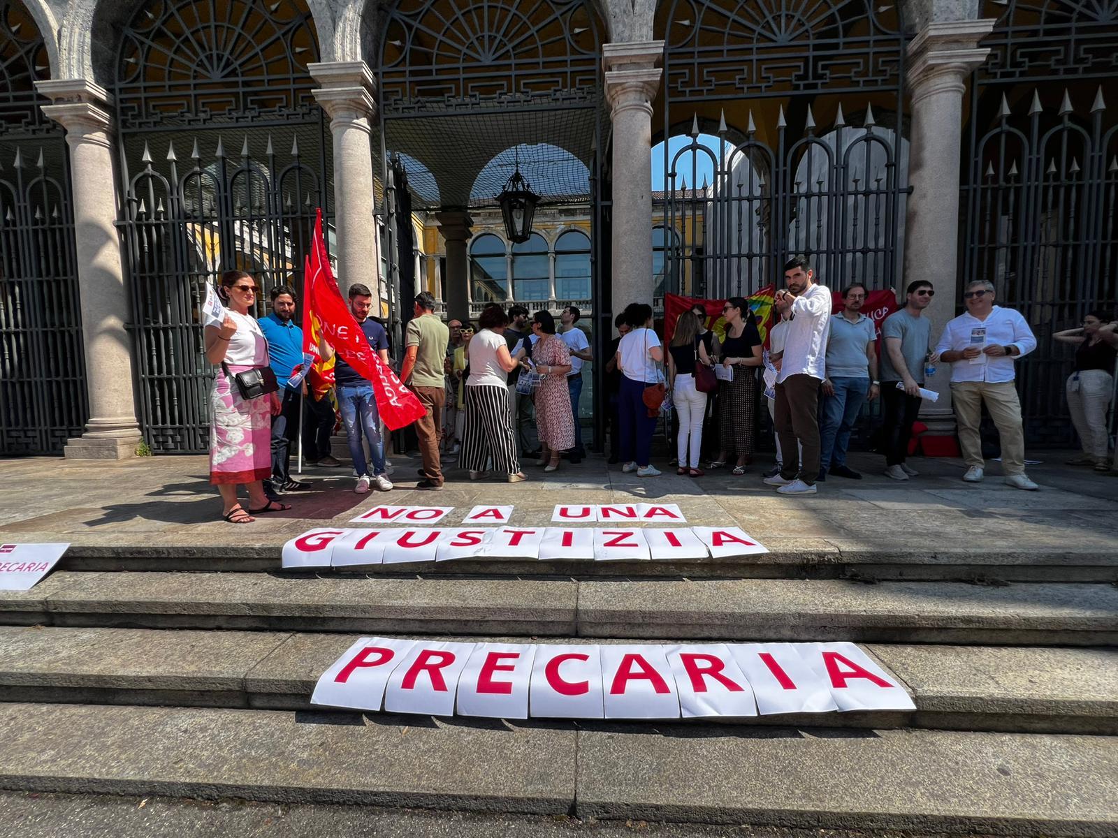 I 70 lavoratori precari della giustizia protestano davanti al Tribunale di Monza I 70 lavoratori precari della giustizia protestano davanti al Tribunale di Monza