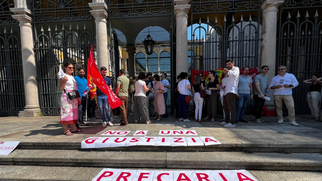 manifestazione lavoratori giustizia precari davanti tribunale di Monza manifestazione lavoratori giustizia precari davanti tribunale di Monza