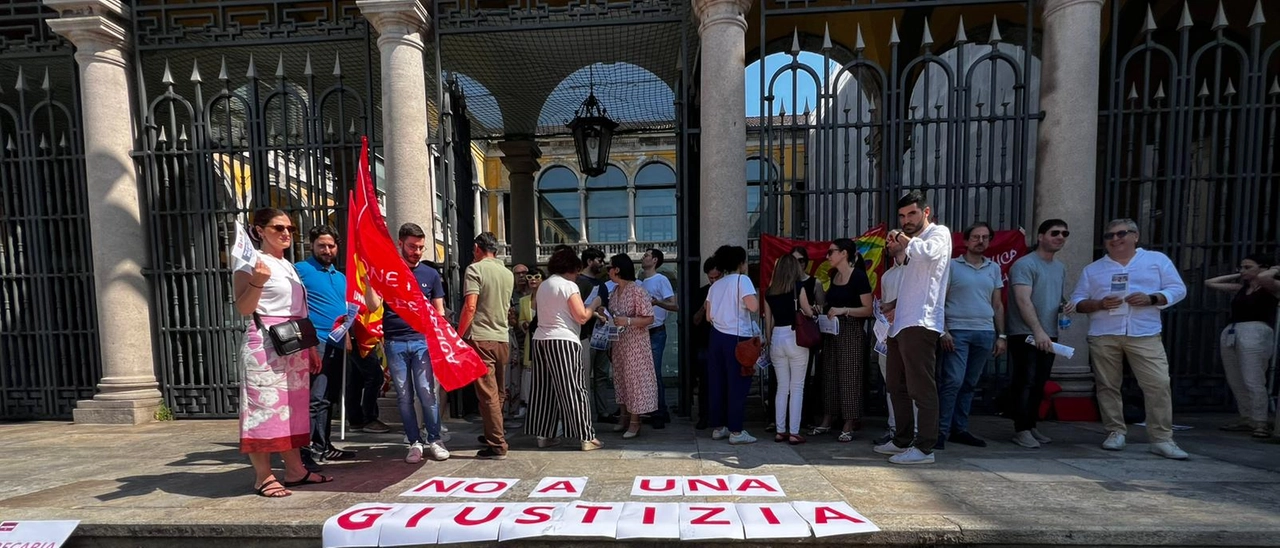 I 70 lavoratori precari della giustizia protestano davanti al Tribunale di Monza