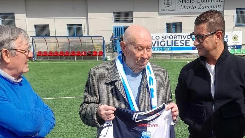 presidente e vice della società calcistica Trevigliese, Luigi Resmini e Giuseppe Redaelli consegnano la magia ad Amanzio Possenti