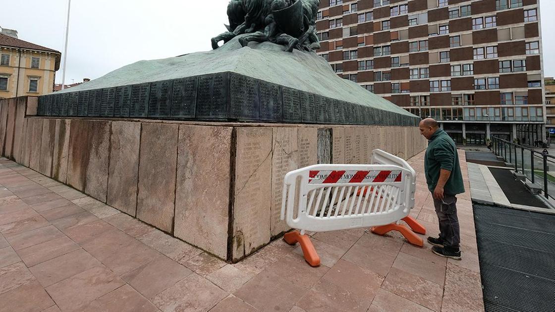 lapide vandalizzata transenne al monumento dei caduti