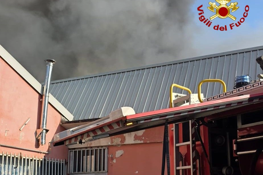 Dal capannone si è propagata una nube di fumo