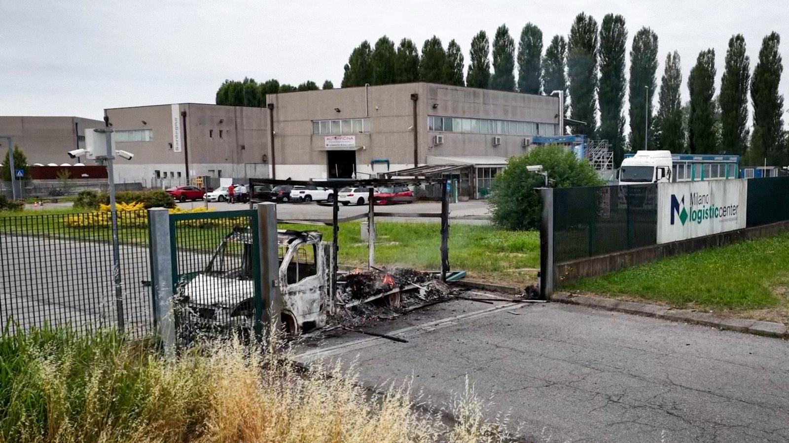 Dieci banditi, assalto in stile militare e fuga con due camion carichi: il mistero del bottino al polo logistico di Lacchiarella