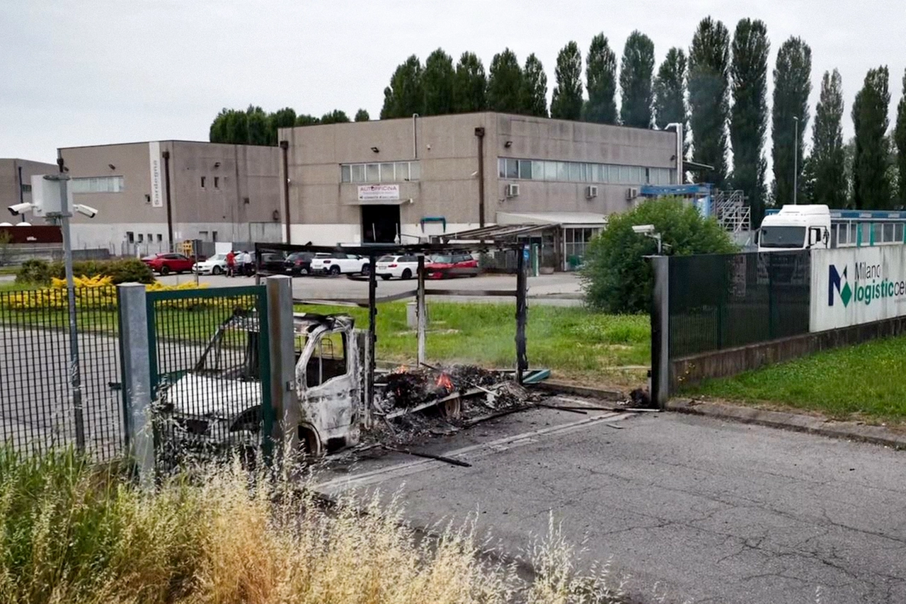 Il camion dato alle fiamme per impedire l'accesso al centro logistico