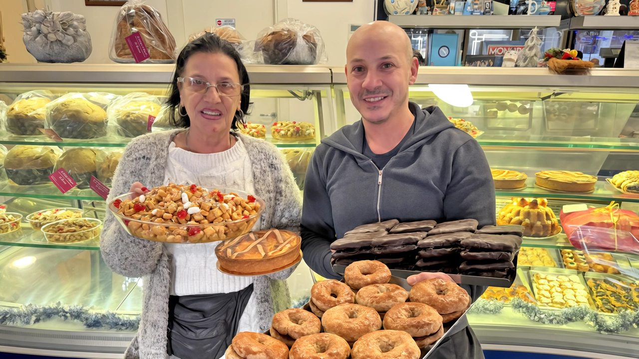 Specialità della tradizione in vendita nella pasticceria “Delizie di Napoli“ gestita dagli eredi di Rosario Balsamo: Francesco Antonio Maurizio e Lucia Specialità della tradizione in vendita nella pasticceria “Delizie di Napoli“ gestita dagli eredi di Rosario Balsamo: Francesco Antonio Maurizio e Lucia