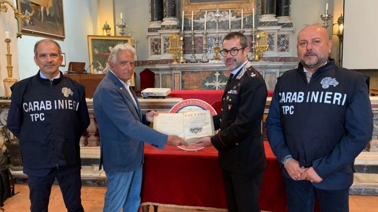 La restituzione dell’antico testo farmaceutico, al centro il maggiore Michele Minetti La restituzione dell’antico testo farmaceutico, al centro il maggiore Michele Minetti