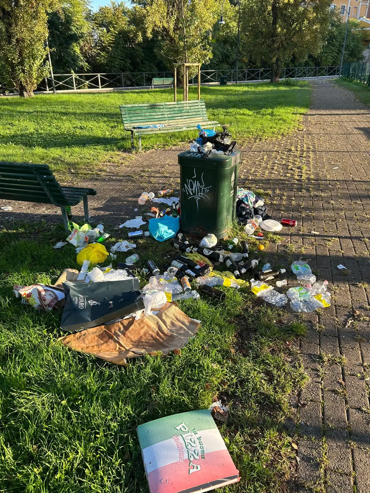 Milano, a Crescenzago via Paradisi non è un paradiso. I residenti: “Conviviamo con rifiuti, sosta selvaggia e ci sentiamo abbandonati”