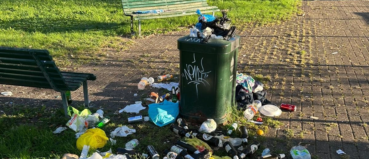 Milano, a Crescenzago via Paradisi non è un paradiso. I residenti: “Conviviamo con rifiuti, sosta selvaggia e ci sentiamo abbandonati”