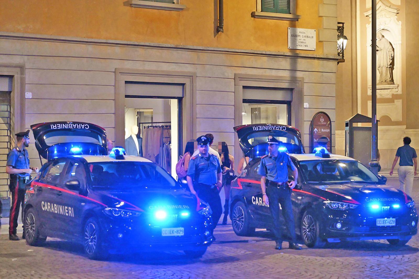 Rissa in strada tra un gruppo di ragazzini e un automobilista Rissa in strada tra un gruppo di ragazzini e un automobilista