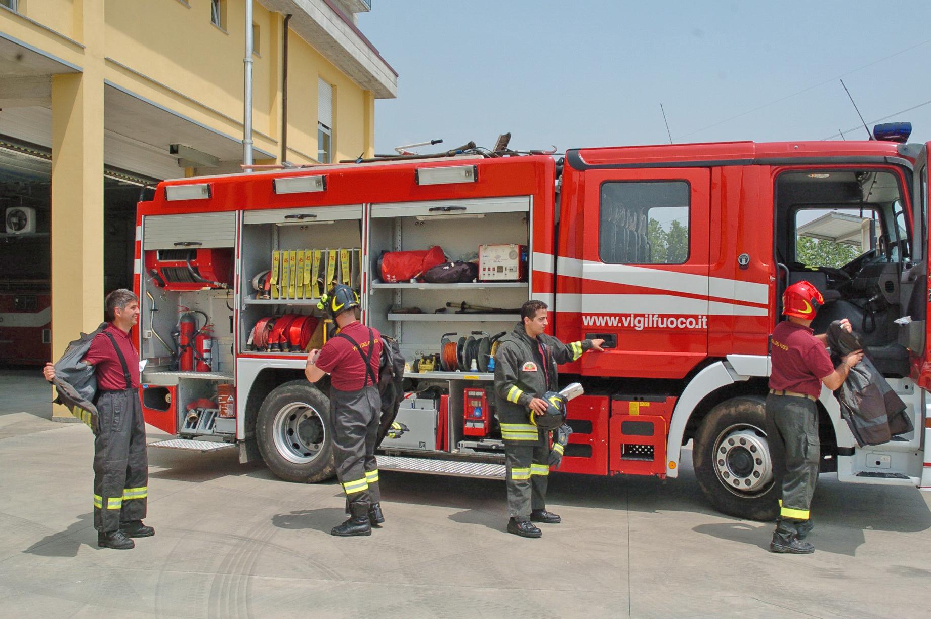 Trappola di fuoco a Romano di Lombardia: i pompieri spengono un incendio e scoprono il cadavere di un 78enne Trappola di fuoco a Romano di Lombardia: i pompieri spengono un incendio e scoprono il cadavere di un 78enne