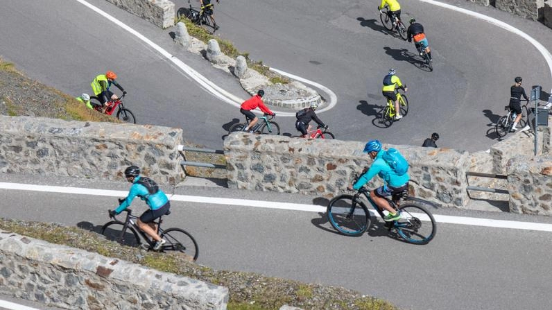 Il serpentone d’asfalto dello Stelvio percorso da migliaia di bici l’anno scorso Il serpentone d’asfalto dello Stelvio percorso da migliaia di bici l’anno scorso