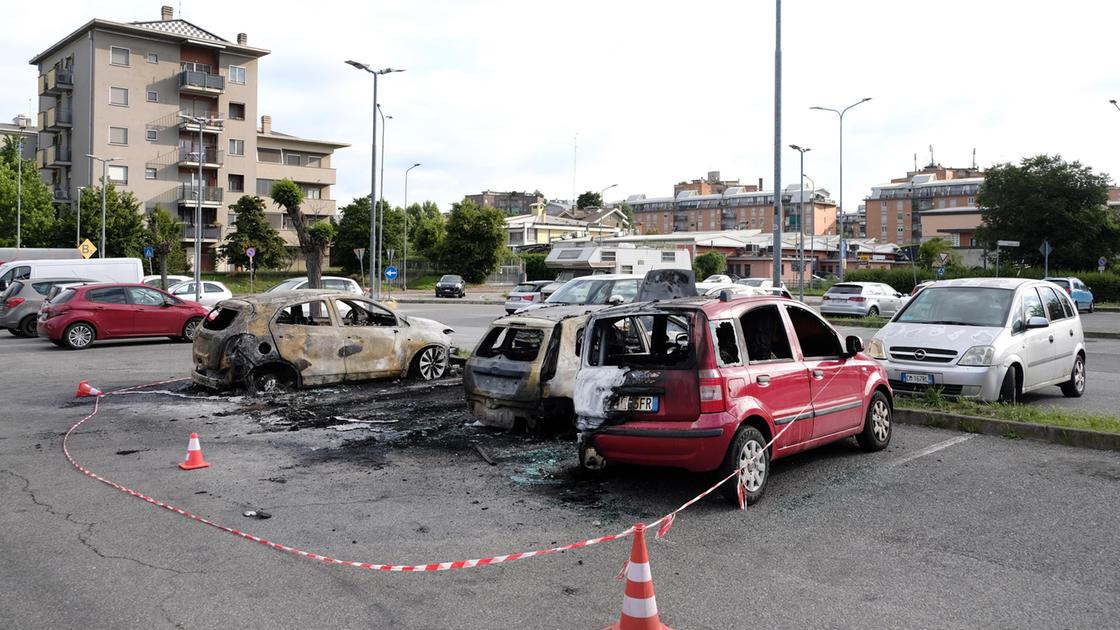 Fumo dal cofano, si mette in salvo. L’auto prende fuoco: altre 7 in fiamme Fumo dal cofano, si mette in salvo. L’auto prende fuoco: altre 7 in fiamme