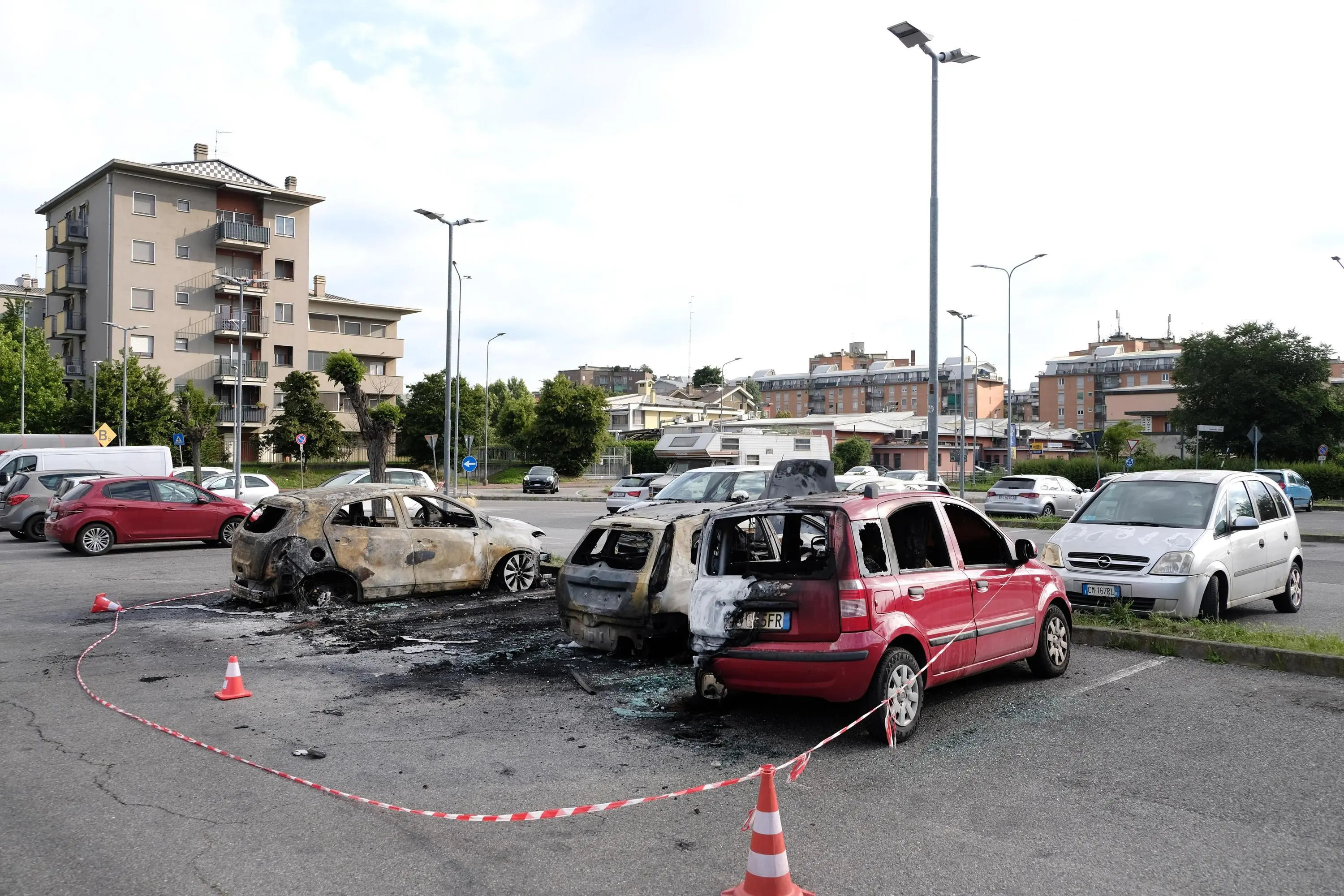 Fumo dal cofano, si mette in salvo. L’auto prende fuoco: altre 7 in fiamme