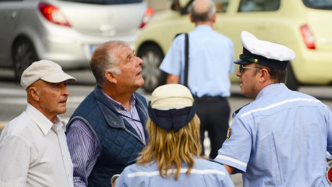 L’unità mobile della Locale stazionerà due-tre giorni in ogni quartiere Gli agenti si sposteranno tra negozi e parchi informando direttamente gli anziani sulle cautele da adottare L’unità mobile della Locale stazionerà due-tre giorni in ogni quartiere Gli agenti si sposteranno tra negozi e parchi informando direttamente gli anziani sulle cautele da adottare