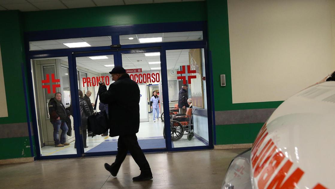 lo smartwatch antiaggressione al polso di medici e infermieri del giovanni xxiii così l allarme diventa immediato